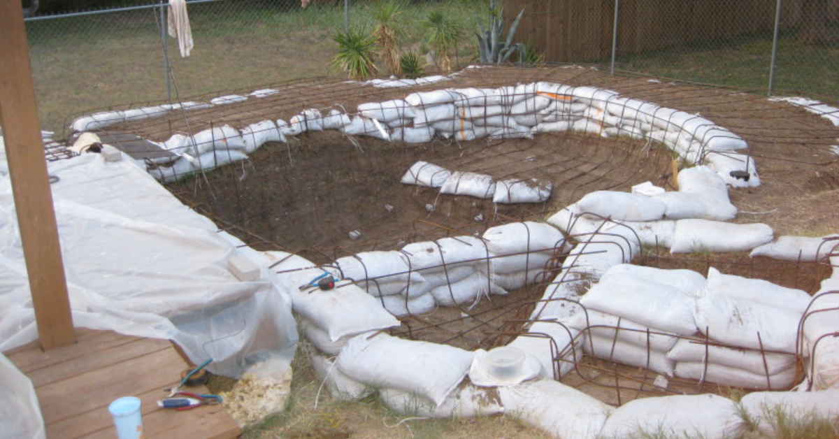 Sandsäcke und Metallgitter geben dem Pool seine Form.