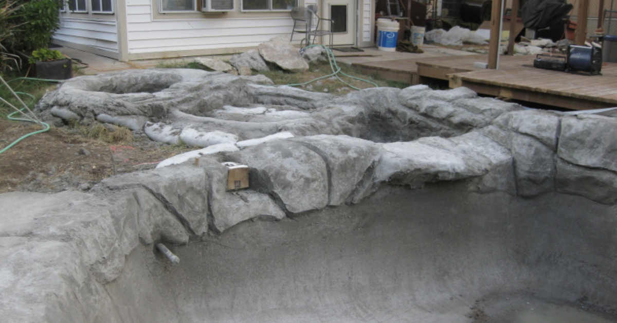 Das Betonfundament des Pools erinnert an eine Felslandschaft.