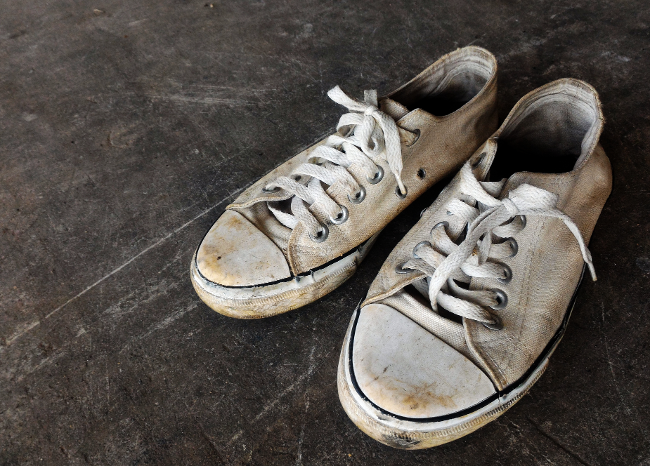 Dreckige, weiÃŸe Schuhe aus Stoff. Solche Schuhe kannst du ohne Bedenken in der Waschmaschine reinigen.