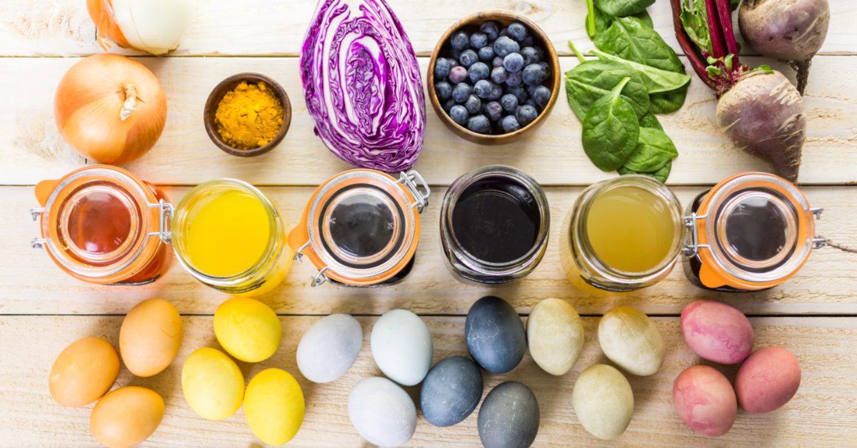 Natürliche Zutaten, Weckgläser und gefärbte Eier auf einem Tisch.