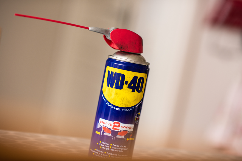 Eine Dose WD-40. Mithilfe des Kriechöls kannst du Eingebranntes entfernen.