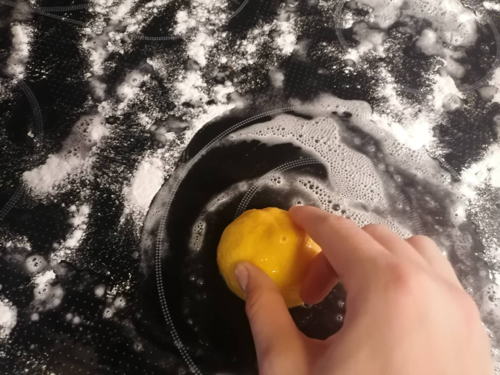 Ceranfeld reinigen mit Zitrone und Backpulver