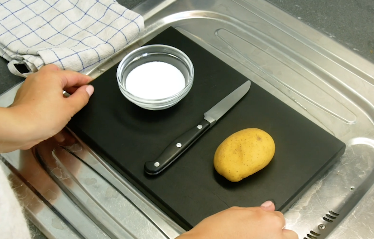 Kartoffeln, Salz und ein Messer – das ist ein weiterer leichter Putztrick