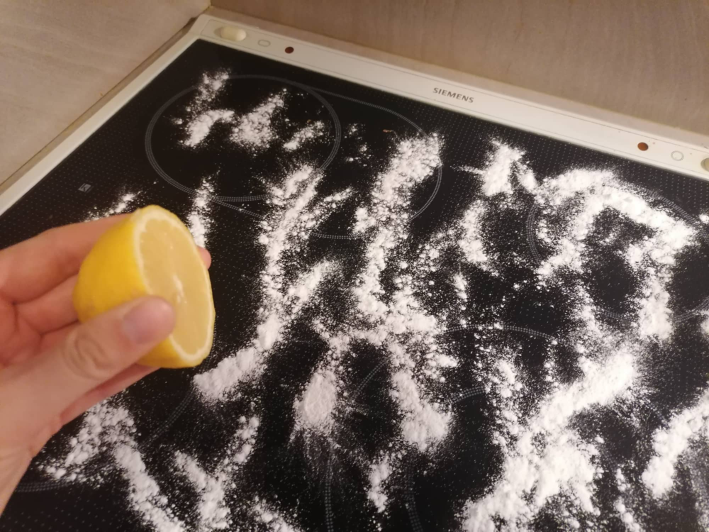 Ceranfeld reinigen mit Zitrone und Backpulver