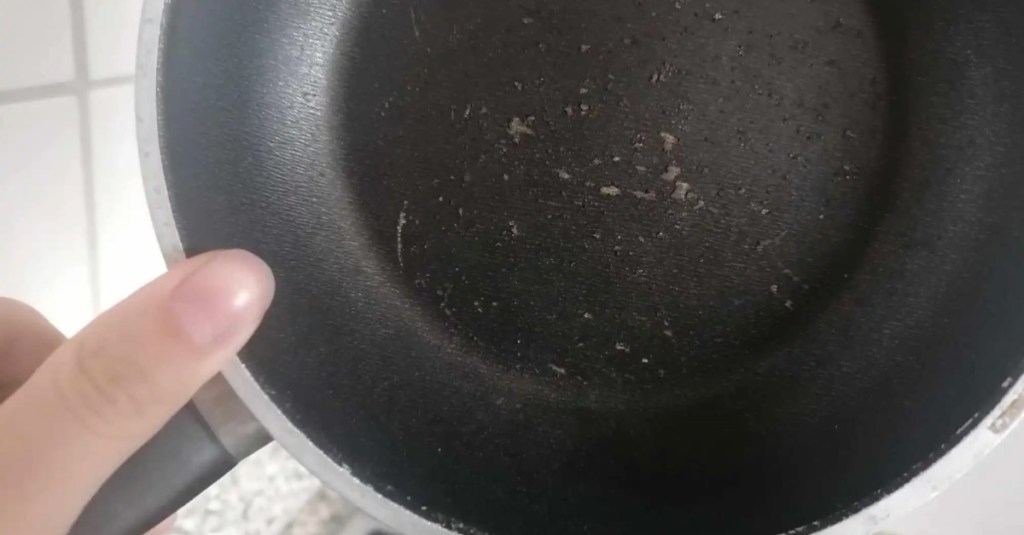 beschichtete Pfanne mit vielen Kratzern