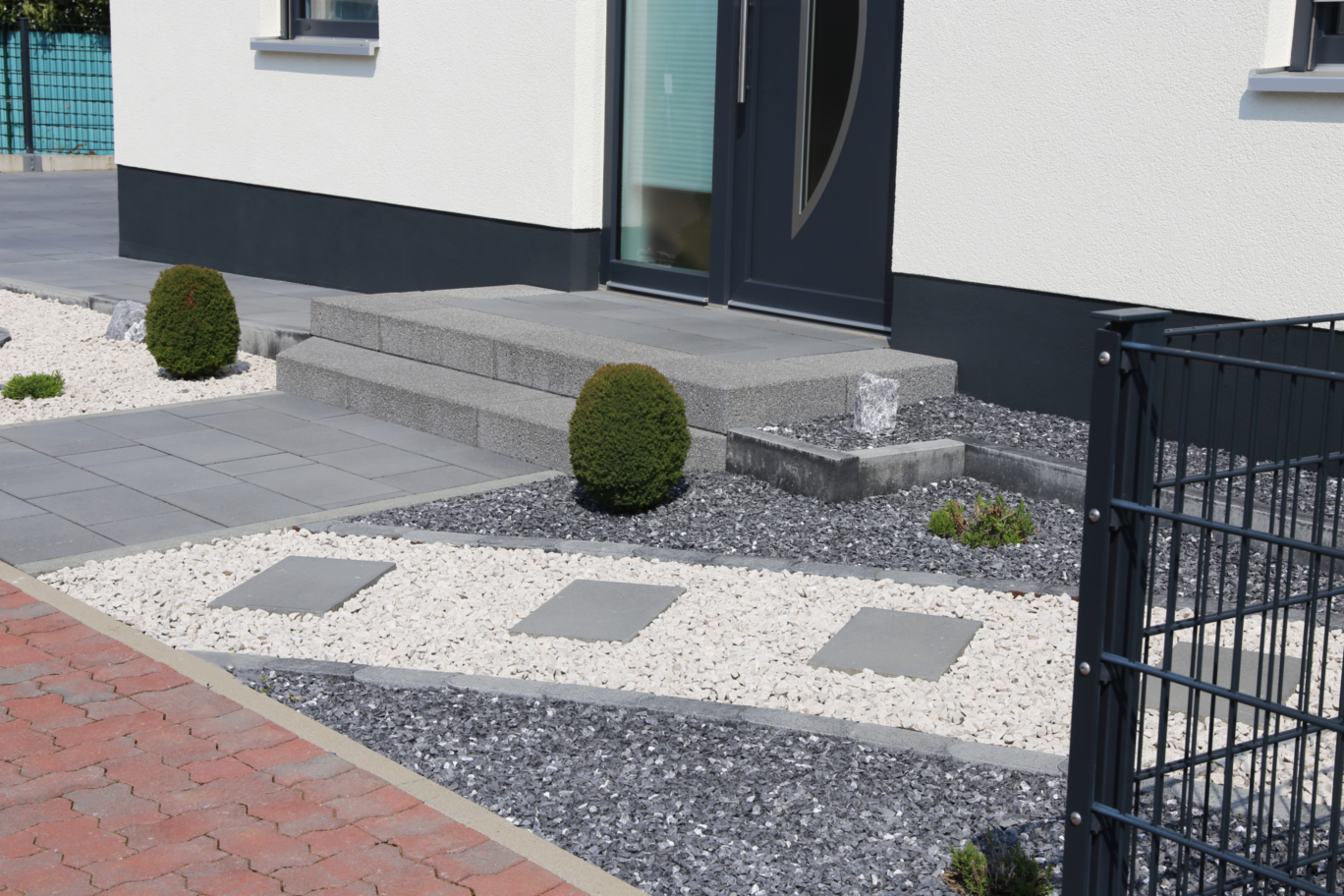 Gartengestaltung Schottergarten Ein sogenannter Schottergarten. Die Gartengestaltung mit Kies und Schotter bringt einige Probleme mit sich.