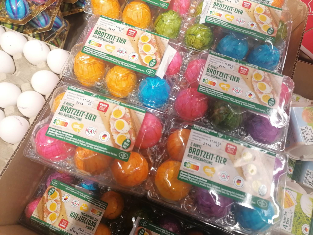Mehrere Packungen mit gefärbten Eiern in einem Supermarkt. Verbraucherschützer raten, Ostereier immer selbst zu färben.