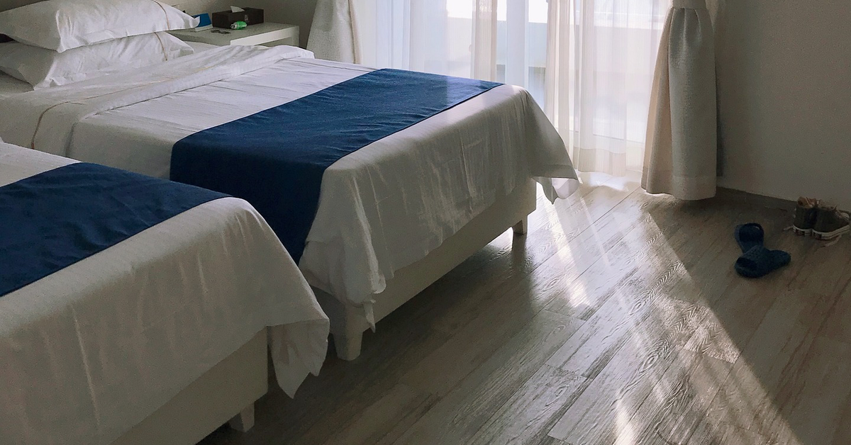Zwei Betten in einem Hotelzimmer