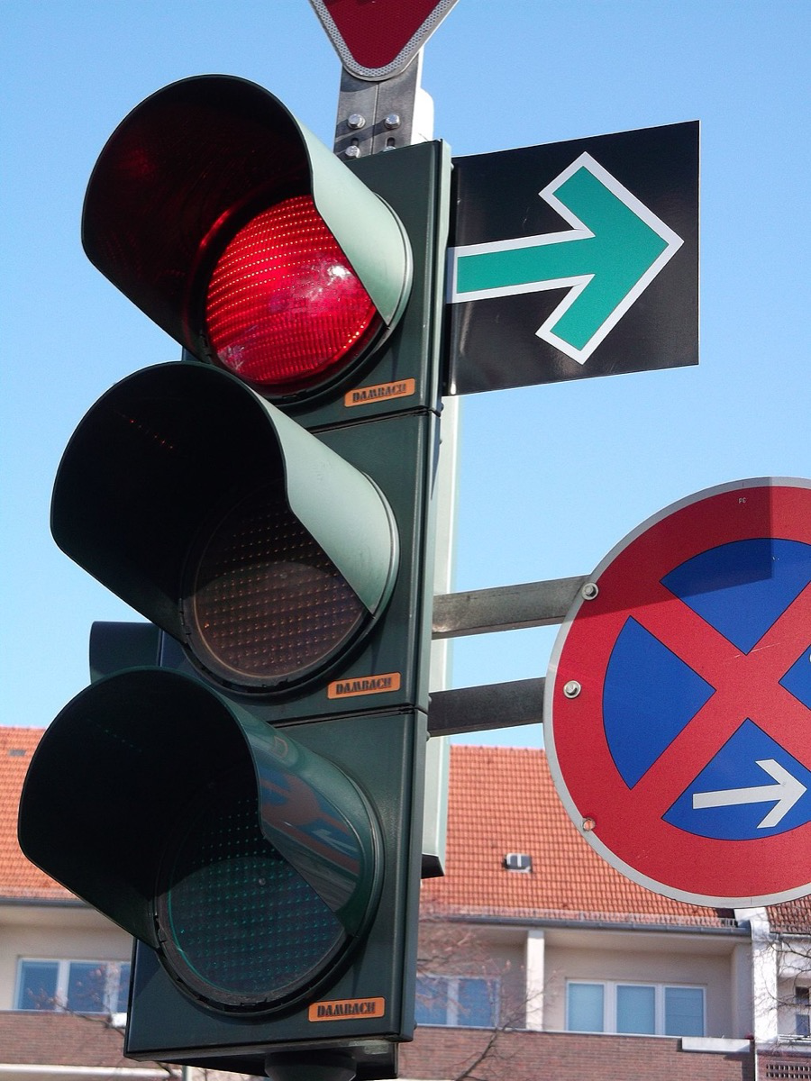 Eine rote Ampel mit einem GrÃ¼npfeil.