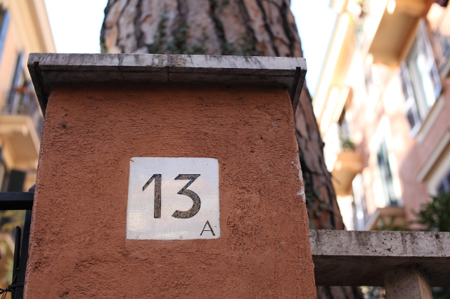 Ein Pfeiler mit der Hausnummer „13A“. Ob hinter der Hausnummer ein Klein- oder Großbuchstabe zu stehen hat, ist nicht einheitlich geregelt.