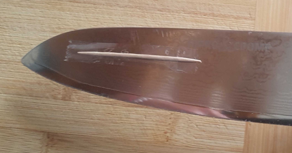 Genialer KÃ¼chentrick: Zahnstocher, der mit Tesafilm auf ein Messer geklebt wurde. 