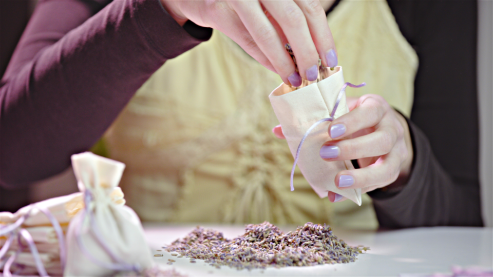Jemand fÃ¼llt Lavendel in einen kleinen Beutel. Lavendel-DuftsÃ¤cke wirken effektiv gegen Motten.