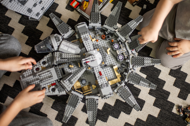 Dieses LEGO ist besonders viel wert. Es handelt sich um das Millennium-Falcon-Set aus der Starwars-Kollektion.