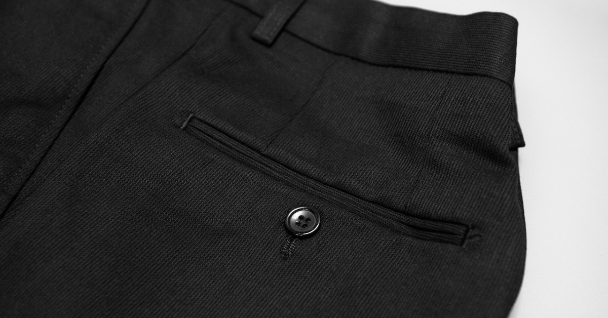 Neue Anzug-Hose mit zugenähter Gesäß-Tasche. Die Heftnaht an der Tasche kann man so belassen, wenn man verhindern will, dass die Hose außer Form gerät.