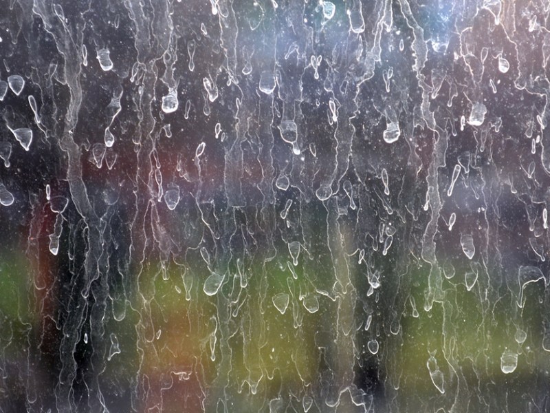 Natron putzen: ein verschmutztes Fenster
