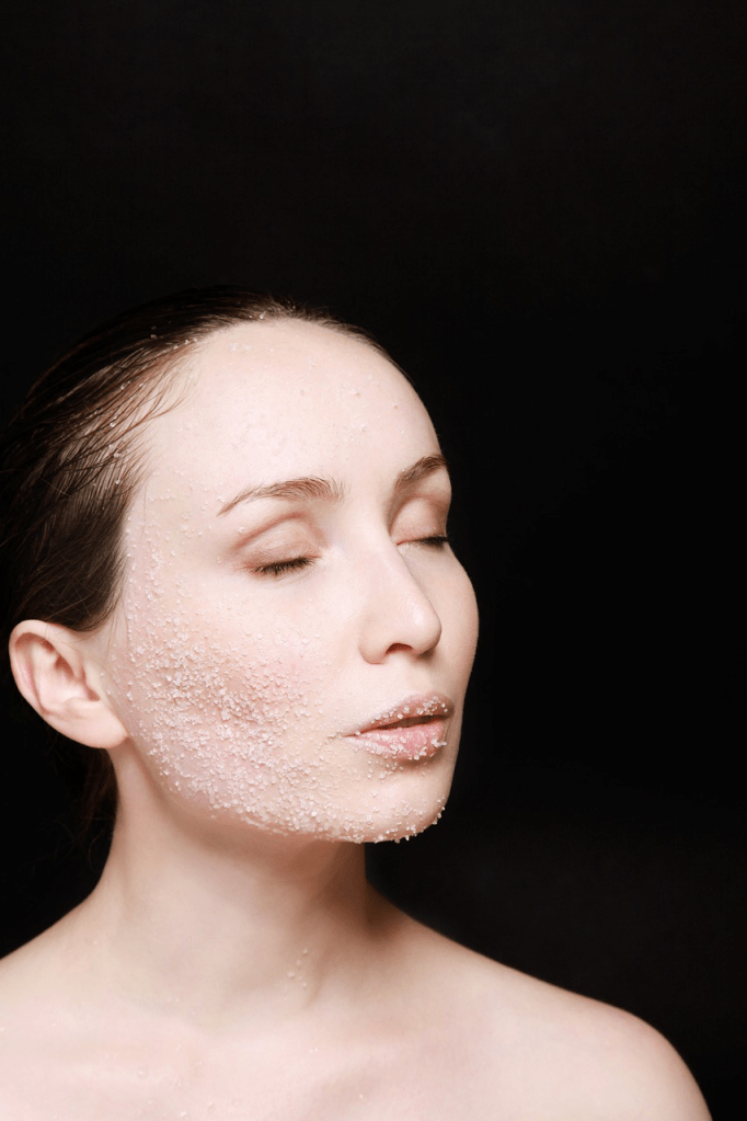 Eine Frau mit Peeling auf der Gesichtshaut.