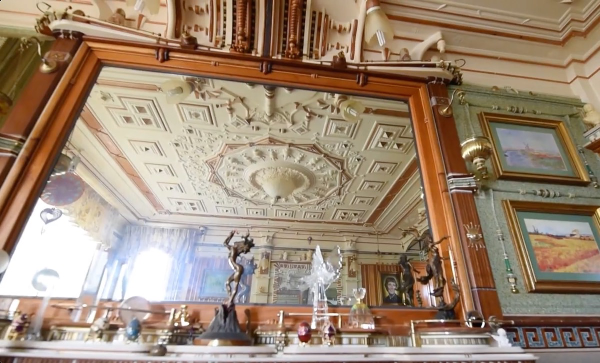 Adrian Reeman hat seine Plattenbauwohnung in einen Palast verwandelt. Das Wohnzimmer ist das Glanzstück.