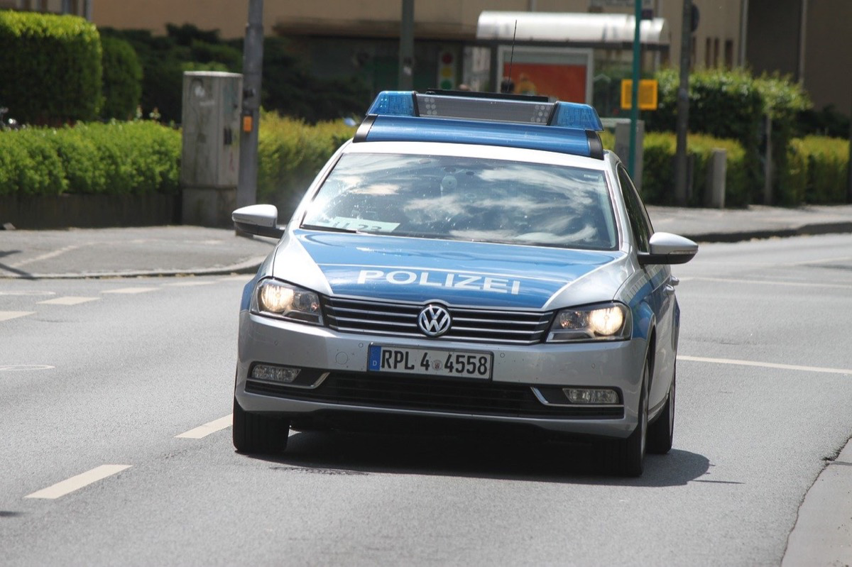 Ein Polizeiauto auf Streife.