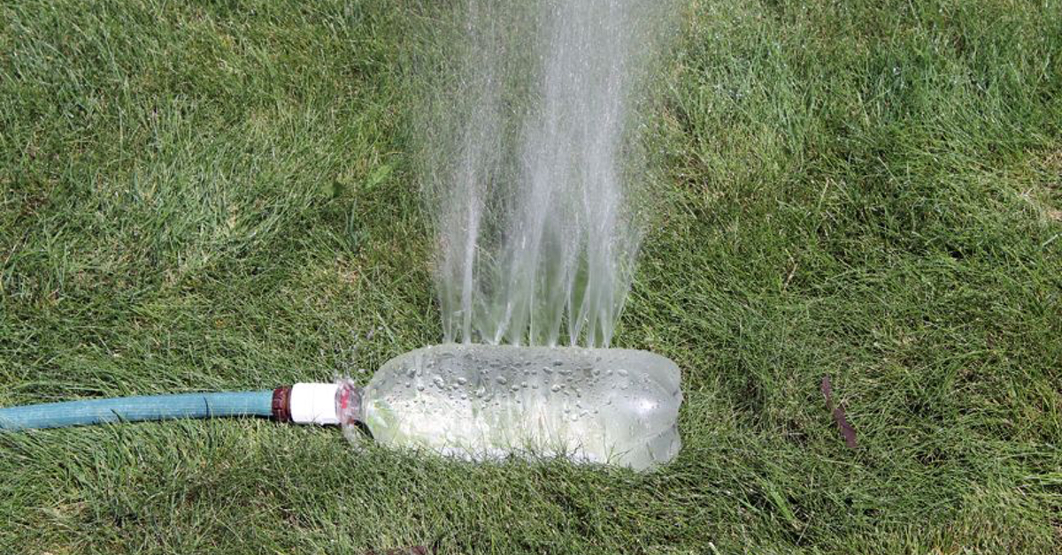 Wasser, das aus dem selbstgebauten Rasen-Sprenger spritzt.