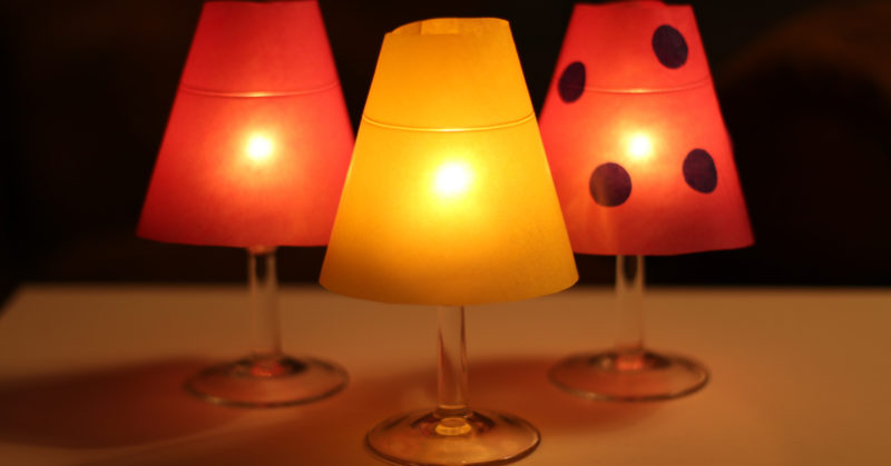 Drei Lampen, die durch ihre orangenen Schirme warmes Licht erzeugen