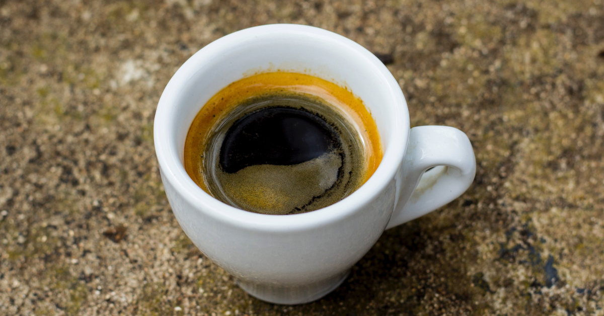Studie zu Kaffee und Persönlichkeit. Eine Tasse mit kräftigem schwarzem Espresso.