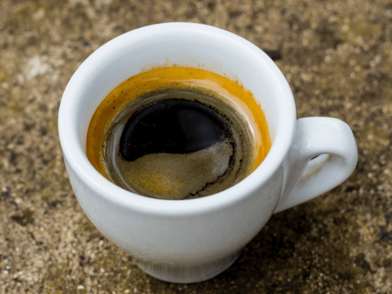 Studie zu Kaffee und Persönlichkeit. Eine Tasse mit kräftigem schwarzem Espresso.