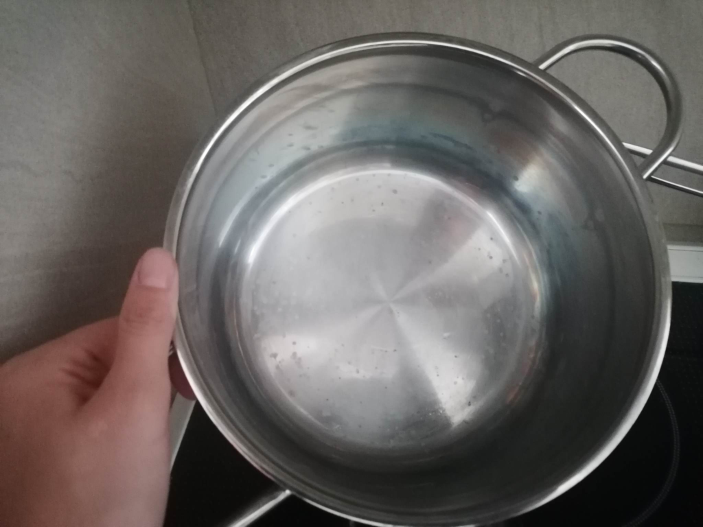 Topfboden reinigen Weiße Flecken und Verfärbungen in einem Kochtopf aus Edelstahl. So kannst du den Topfboden reinigen.