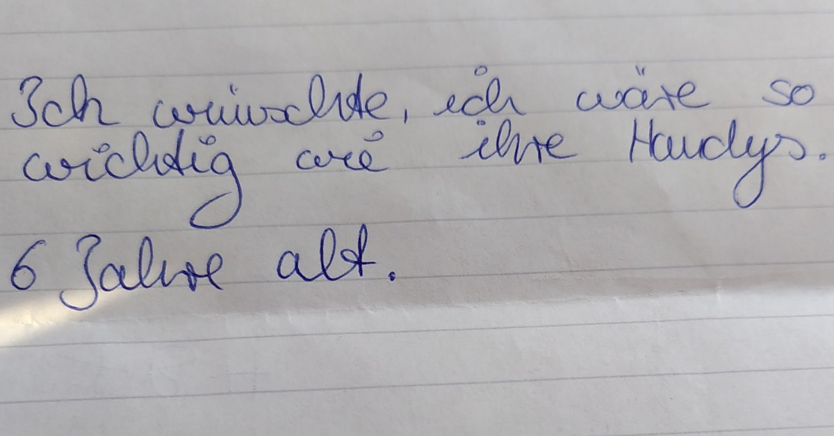 Ein liniertes Blatt Papier, auf dem mit blauem Kugelschreiber geschrieben steht: â€žIch wÃ¼nschte, ich wÃ¤re so wichtig wie ihre Handys.â€œ 6 Jahre alt