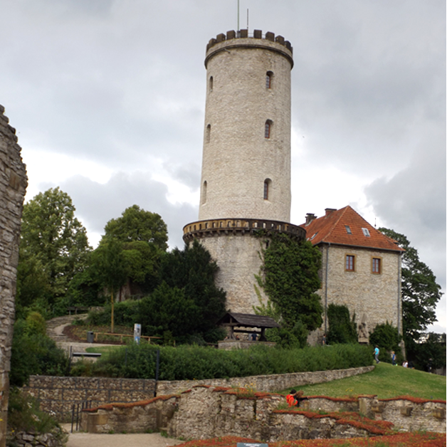 Die Sparrenburg in Bielefeld musst du wÃ¤hrend deines Urlaubs in NRW unbedingt besichtigen.