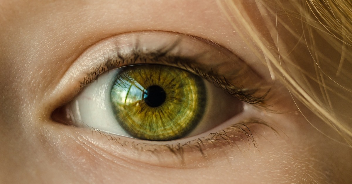 Nahaufnahme eines Auges. An der Öffnung der Pupille können Ärzte versteckte Depressionen erkennen.