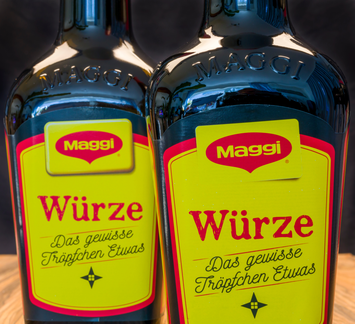 Zwei Flaschen Maggi-WÃ¼rze. Wenn es im Wald nach Maggi riecht, ist Gefahr im Verzug.