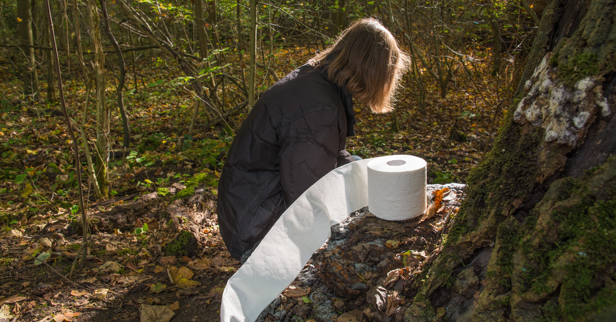 Frau macht in den Wald