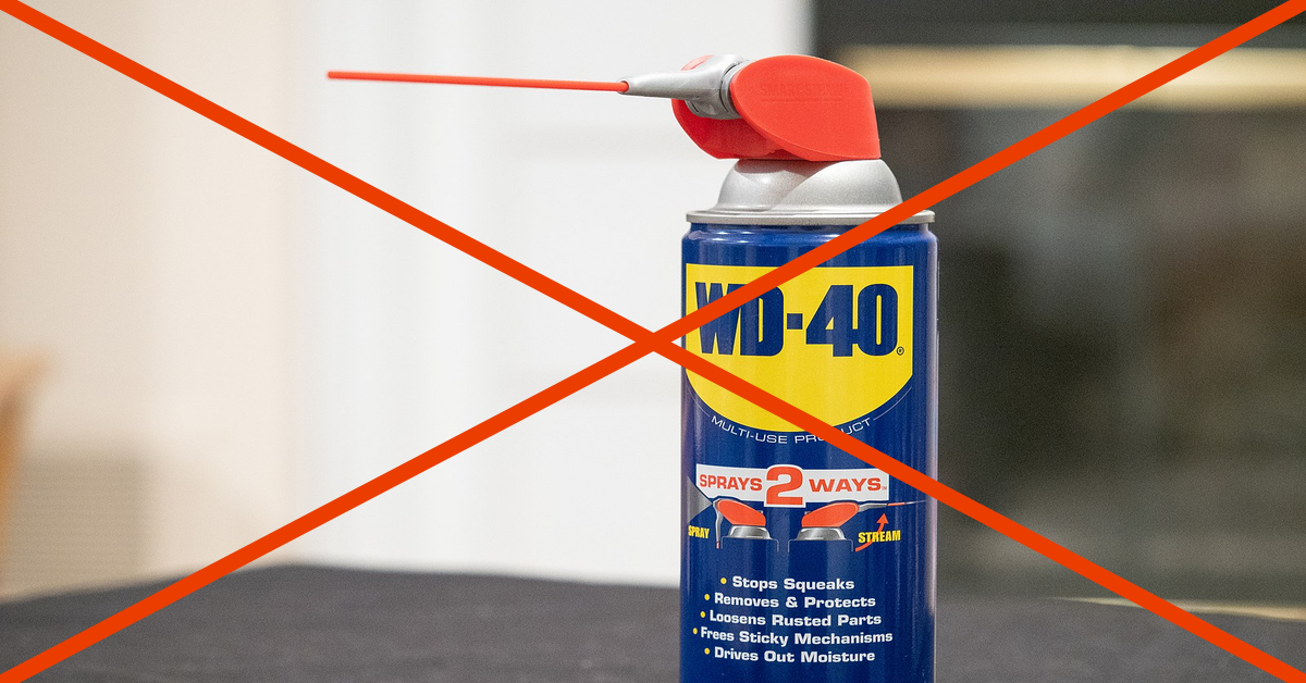 Eine Dose WD-40. Das Bild ist durchgestrichen. Das KriechÃ¶l ist im Haushalt vielseitig einsetzbar, sollte aber fÃ¼r einige Dinge nicht verwendet werden.