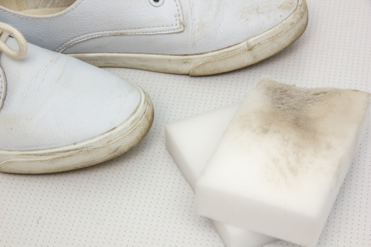 Schmutzradierer, die neben dreckigen Schuhen liegen. Mithilfe des Schmutzradierers lassen sich weiÃŸe Sneaker reinigen.