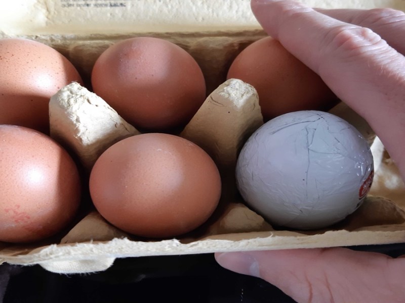 Warum Kassierer im Supermarkt den Eierkarton öffnen.