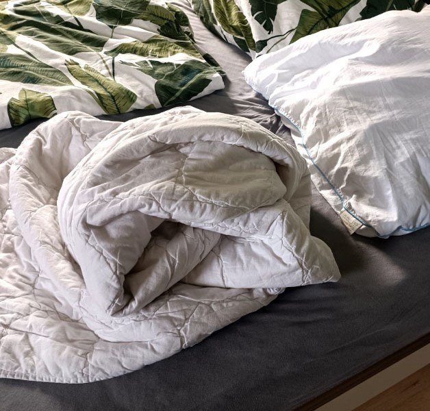 Eine Bettdecke steckt in einem Bettbezug.