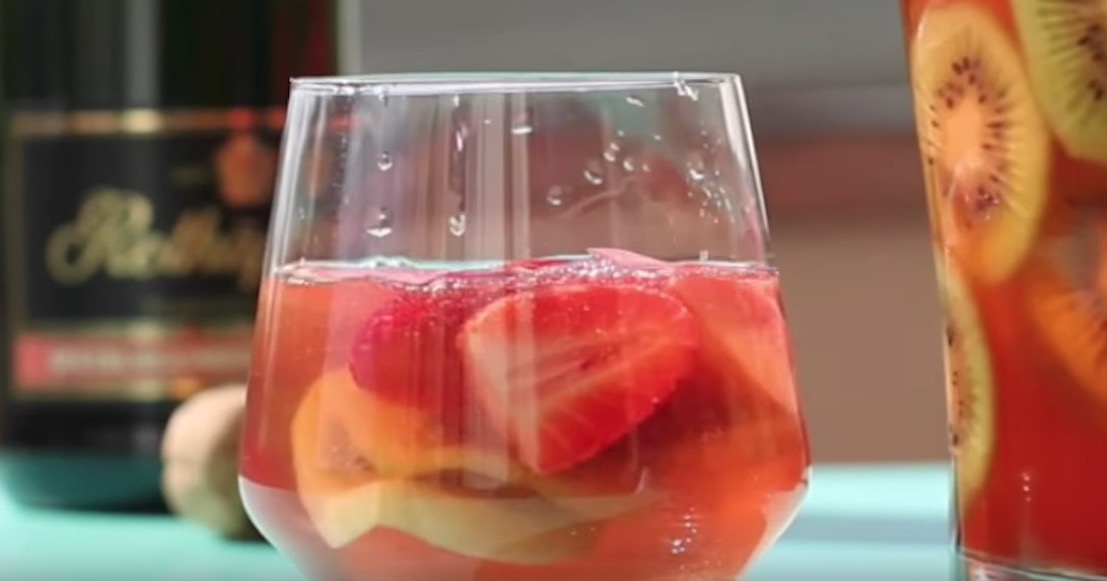 Ein Kiwi-Erdbeer-Sangria sorgt bei der nächsten Sommerparty auch bei Hitze für Abkühlung.