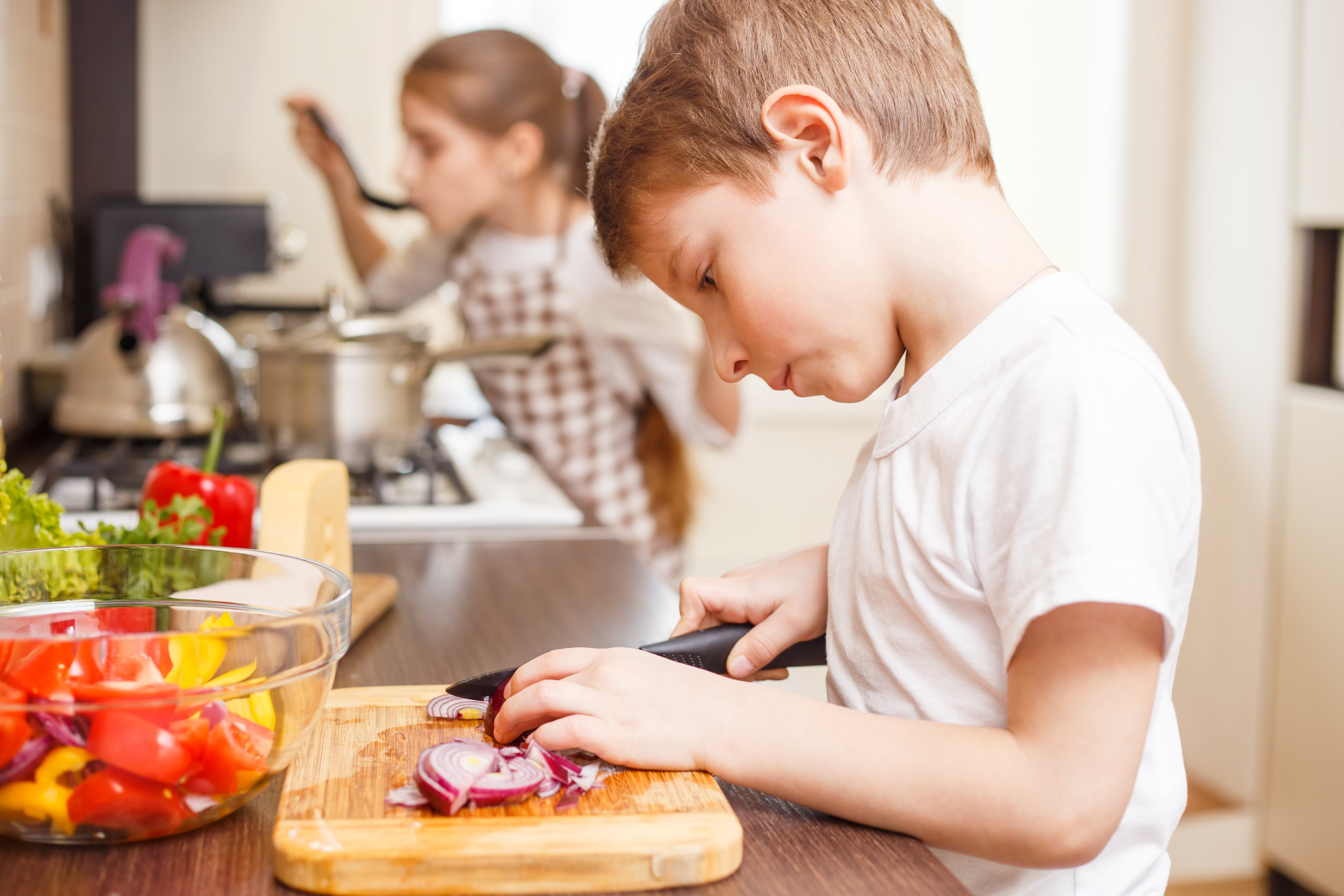 Kinder helfen beim Kochen 