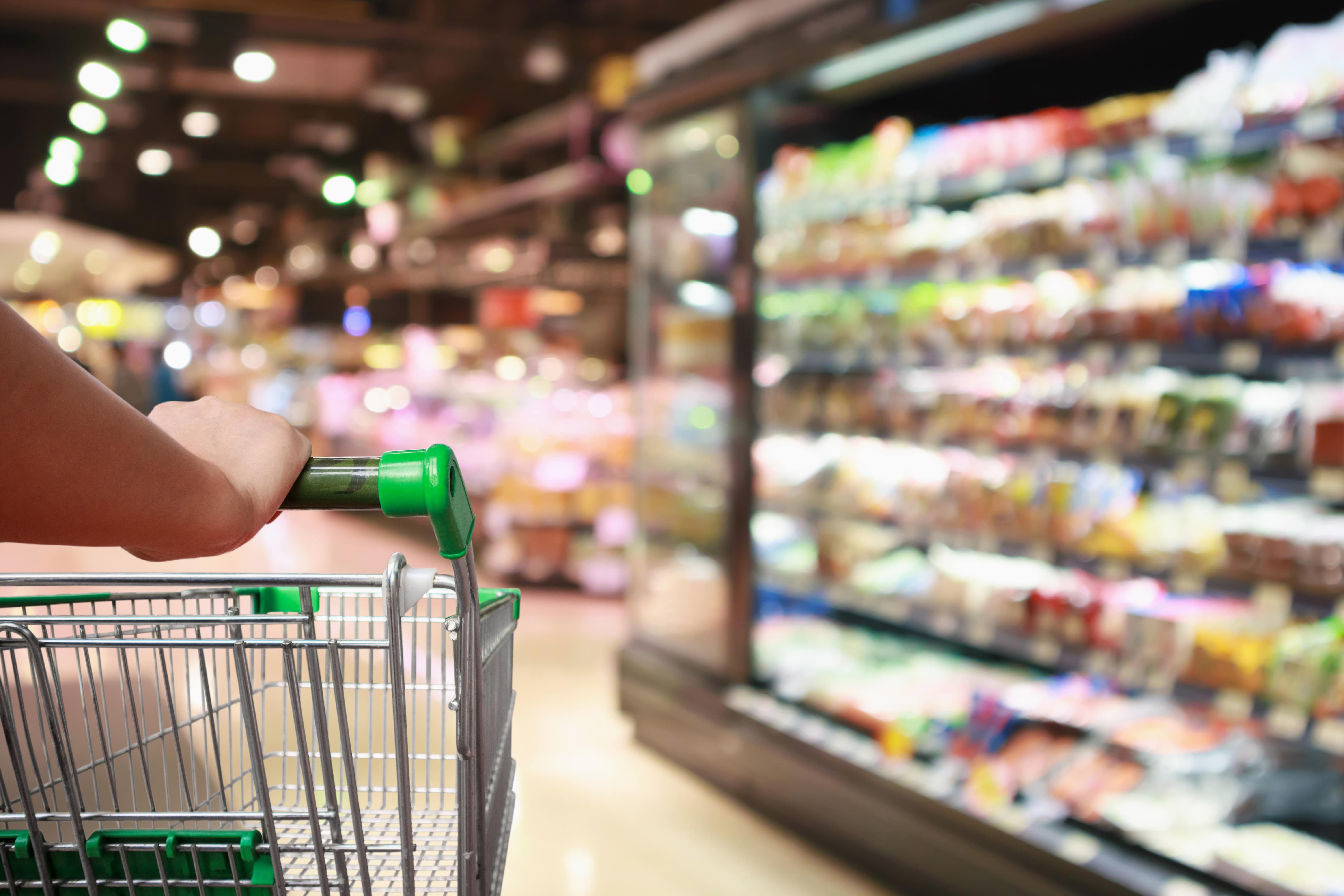 Einkaufswagen im Supermarkt