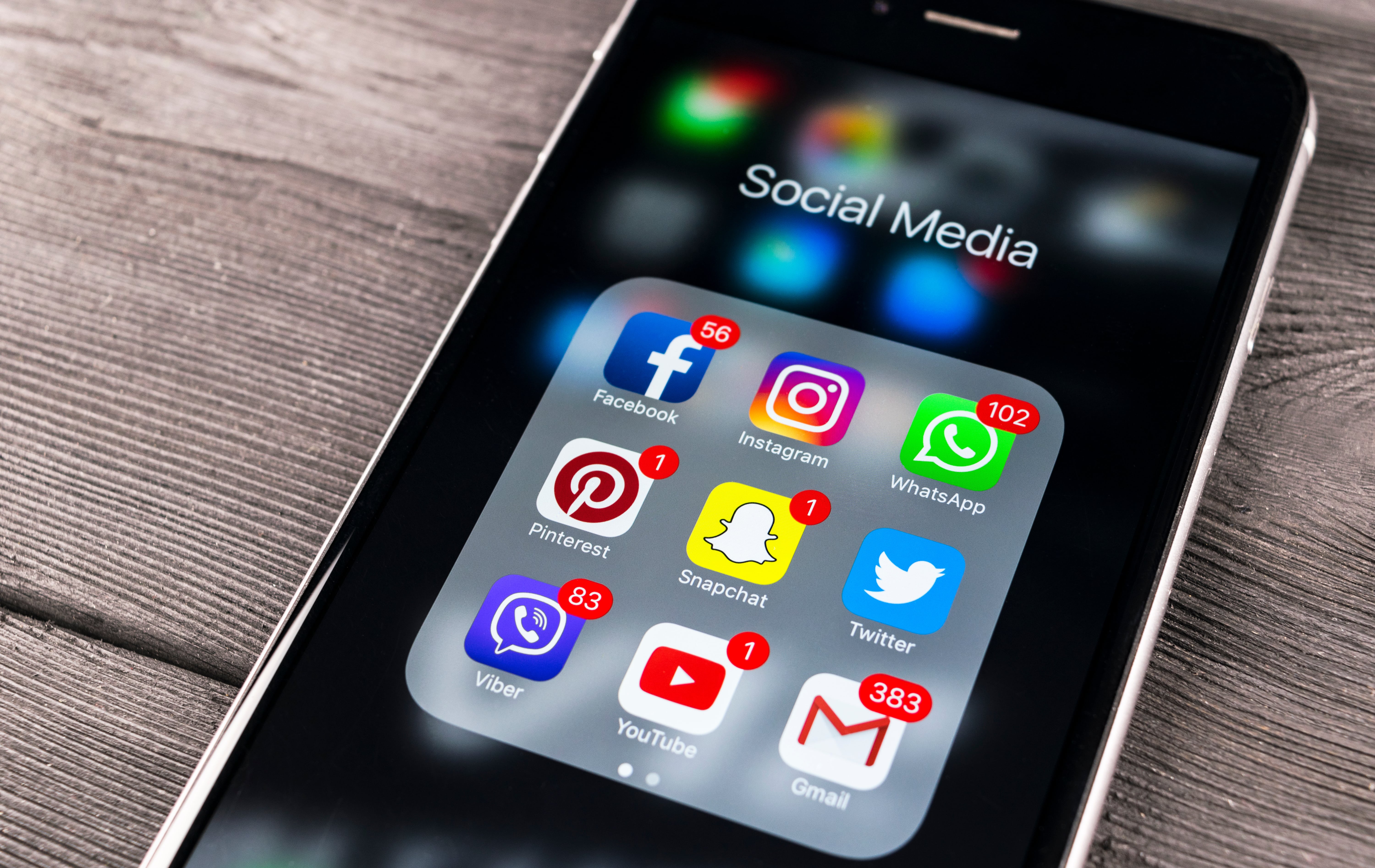 Handy mit vielen Social Media Apps 