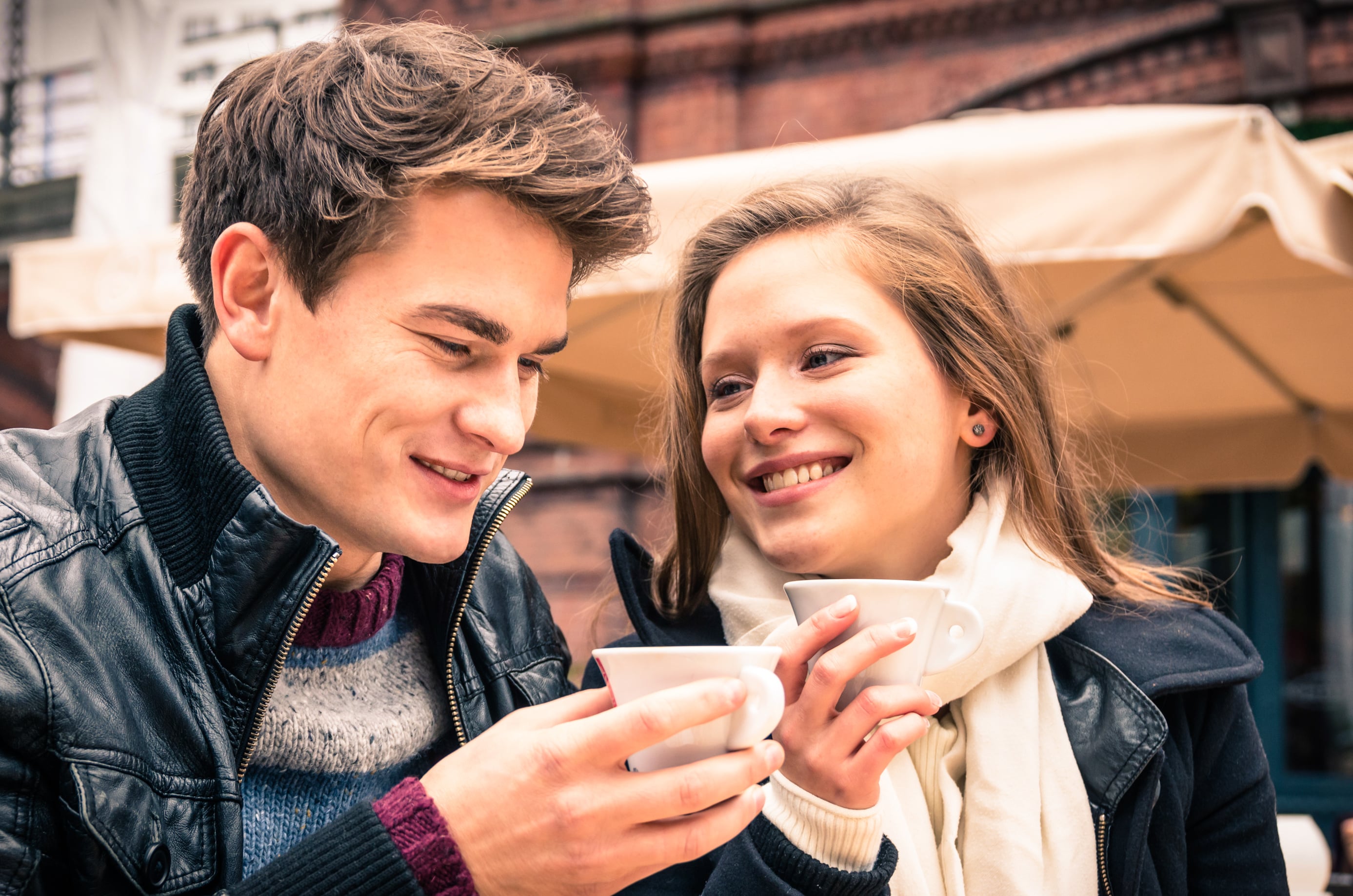 Mann und Frau gehen lachend durch die Stadt