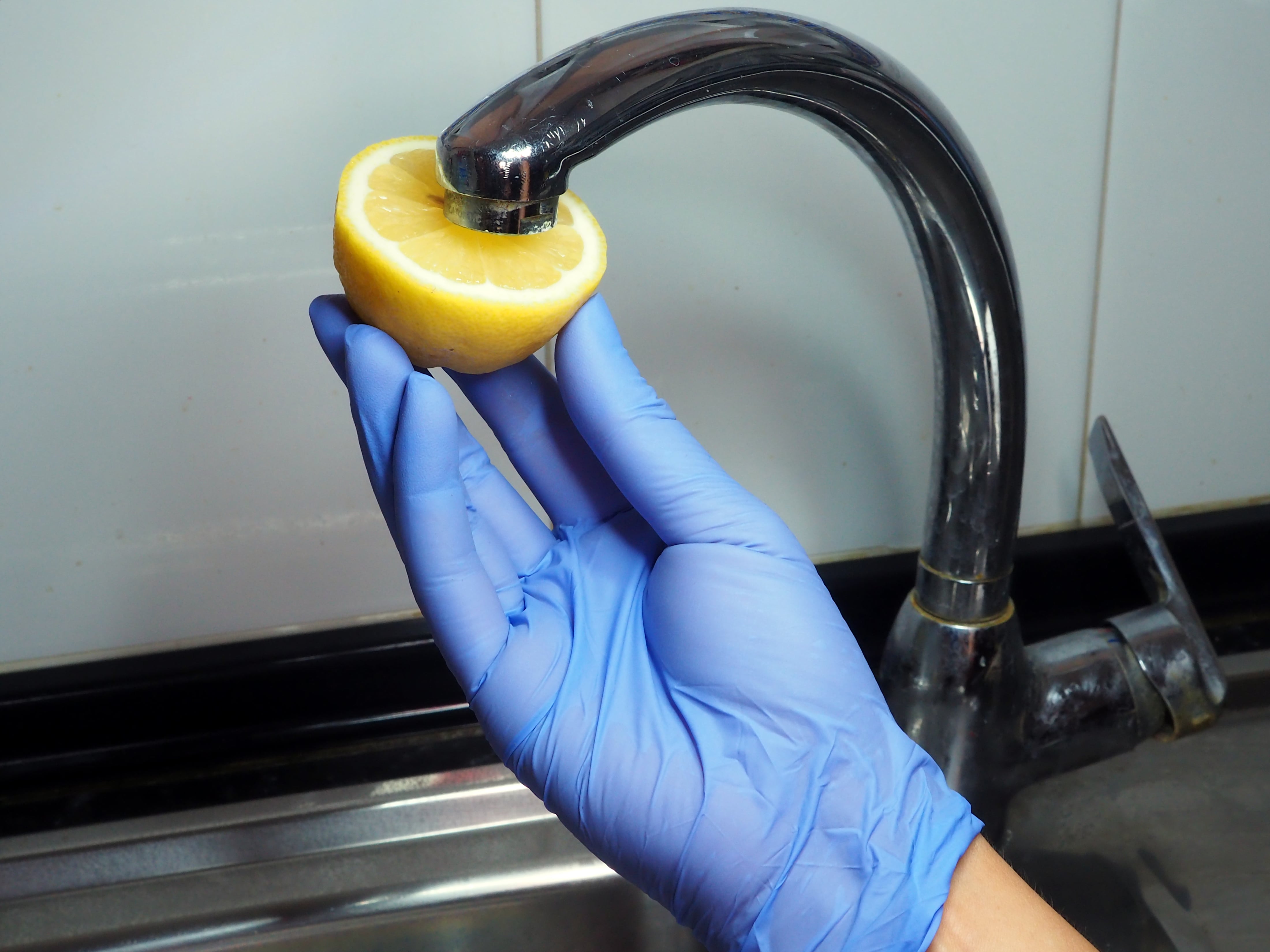 Eine Zitrone wird zum Edelstahlreinigen verwendet. 