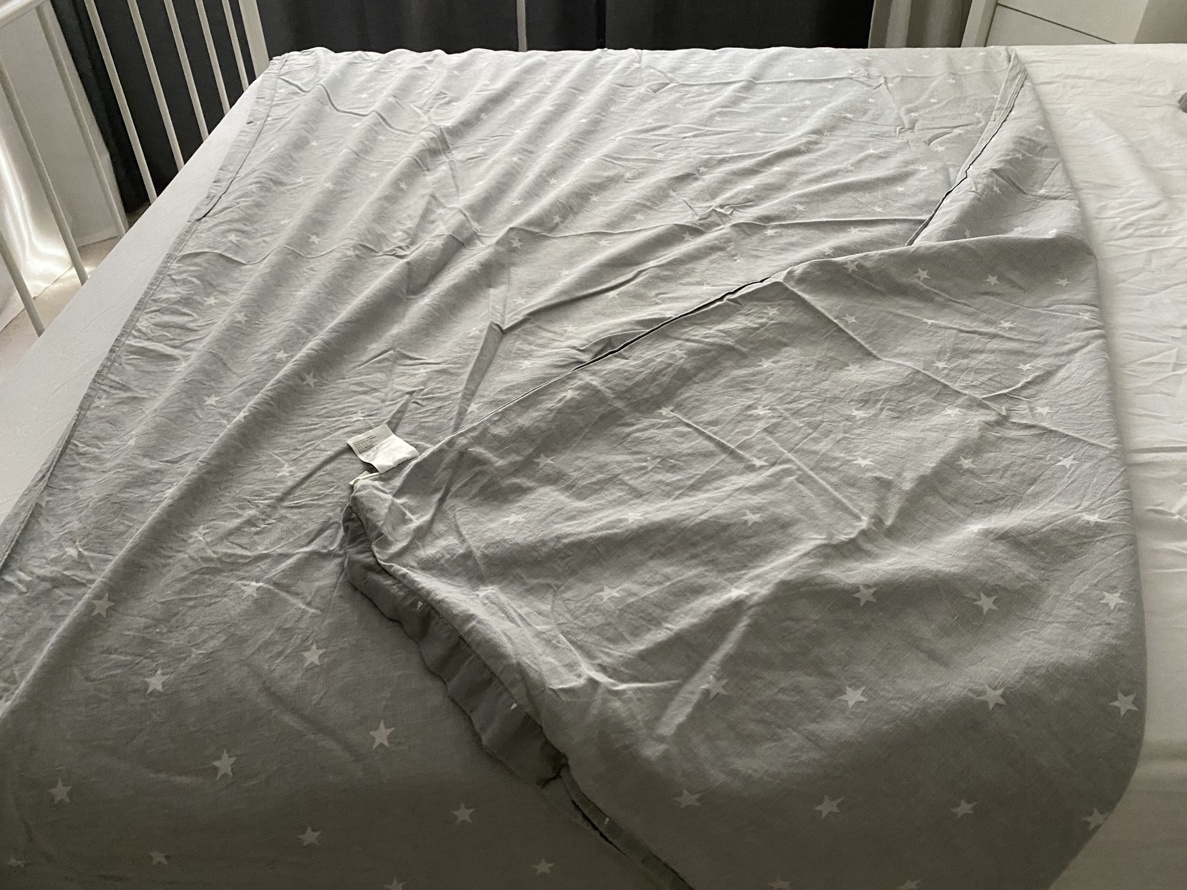 Bettdecke auf links gedreht auf dem Bett liegend. 