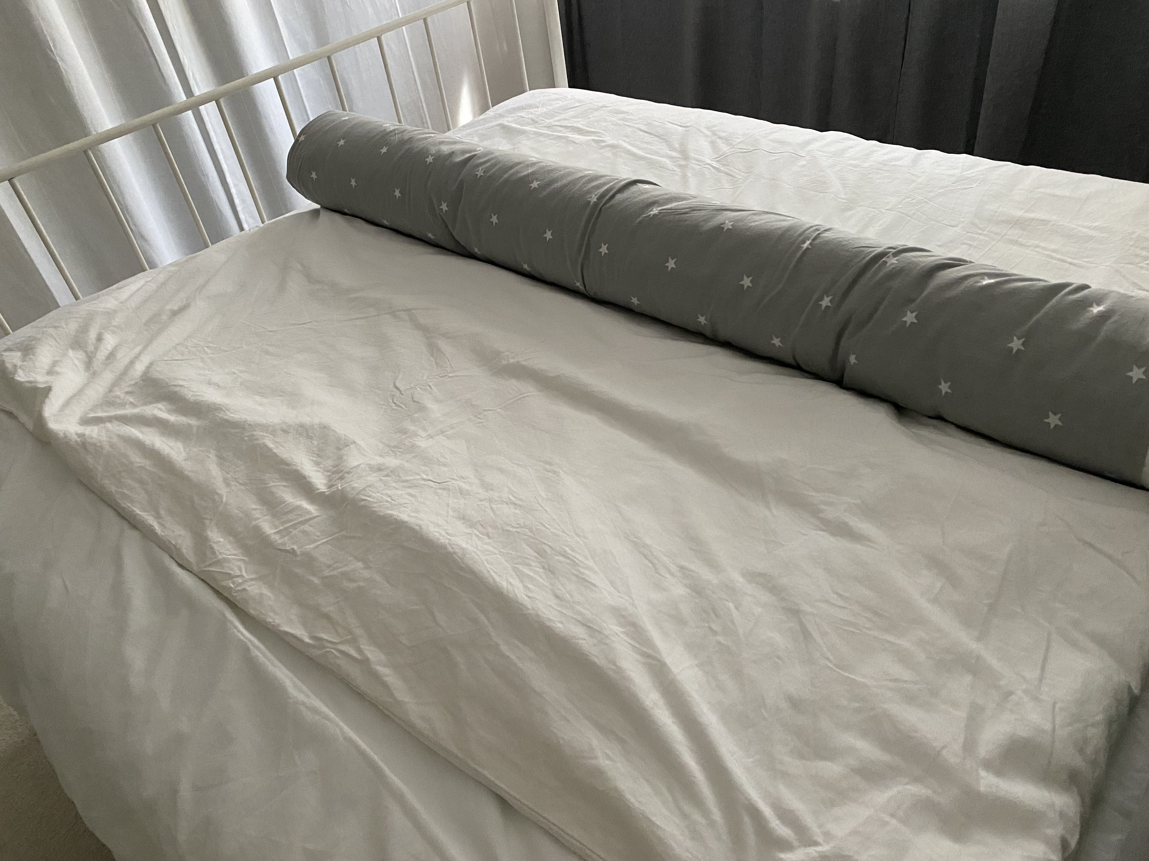 Die Bettdecke wird mit dem Bezug zusammengerollt. 