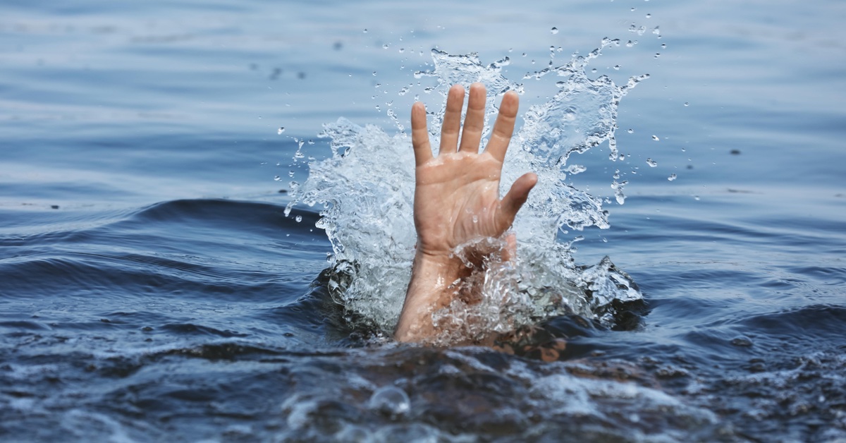 Eine Hand wird Ã¼ber Wasser gehalten 