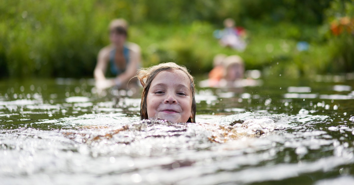 Kind schwimmt frÃ¶hlich im Wasser 