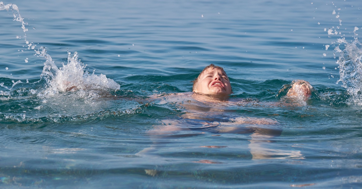 Junge ertrinkt in einem Fluss