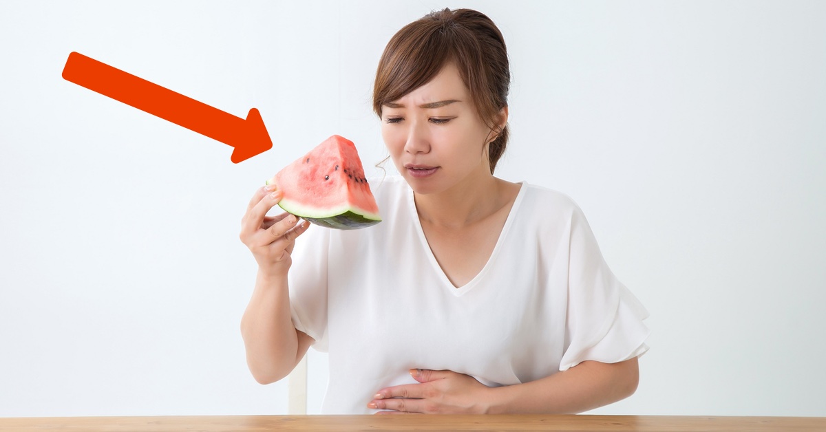Frau hat Bauchschmerzen von einer Wassermelone 