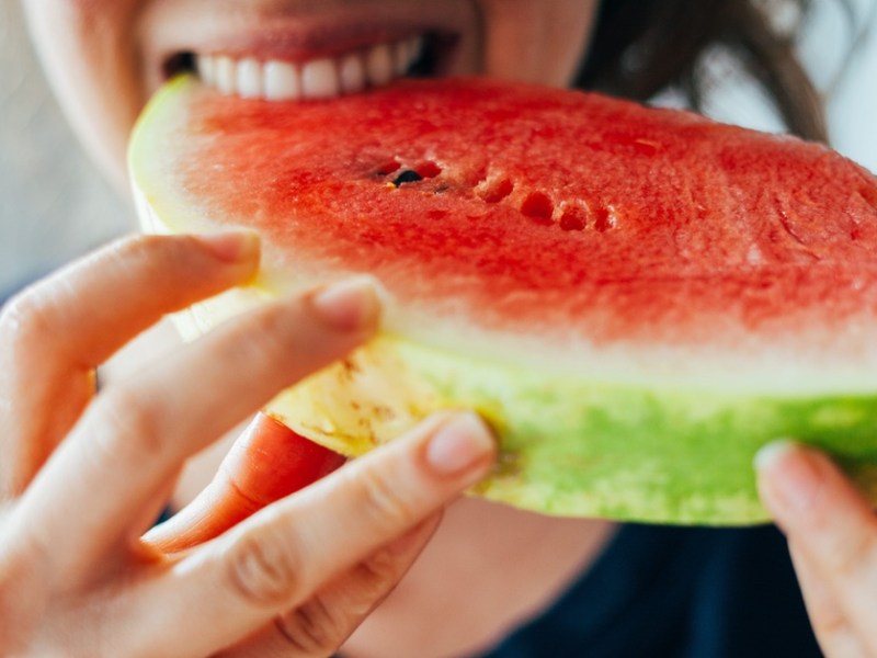 Frau isst Wassermelone.