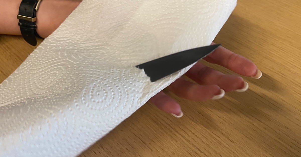 Scharfes Messer in einem Stück Küchenpapier.